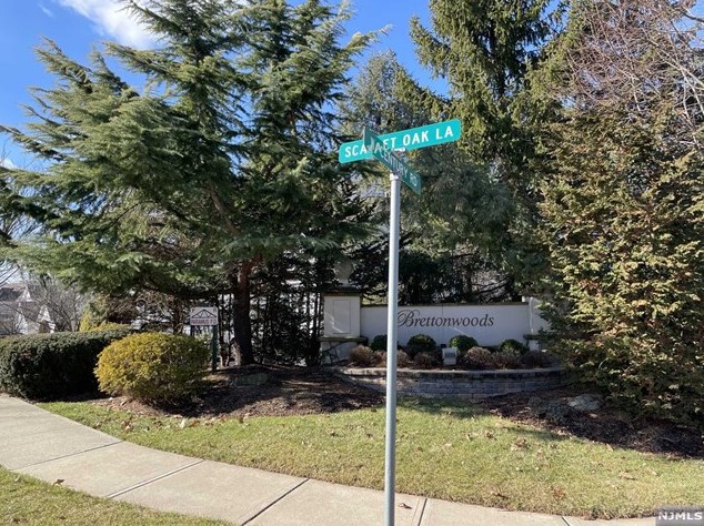 25 Mulberry Ct, Paramus NJ  07652-1351 exterior