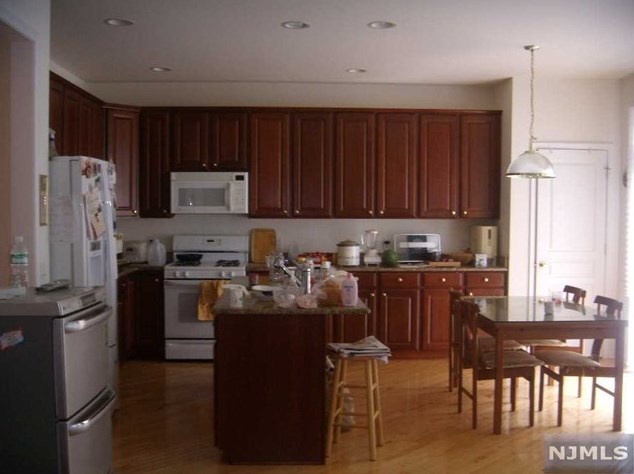 25 Mulberry Ct, Paramus NJ  07652-1351 exterior