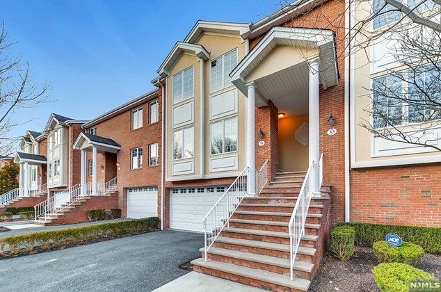31 Skymark Ct #31, Upper Saddle River, NJ 07458