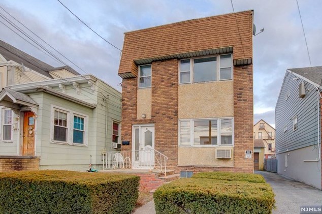 42 Lincoln St, Fairview, NJ 07022