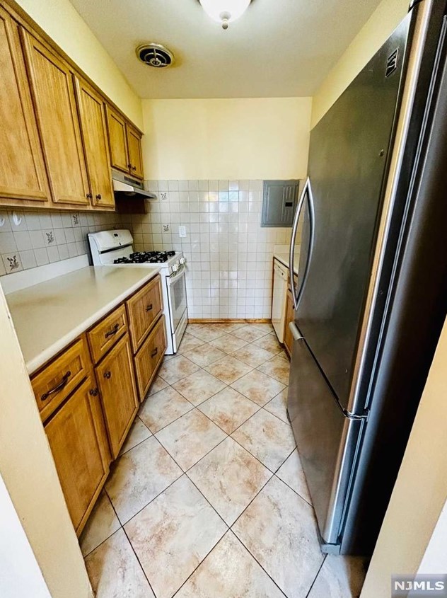 18 End Dr, Secaucus NJ  07094-4043 exterior