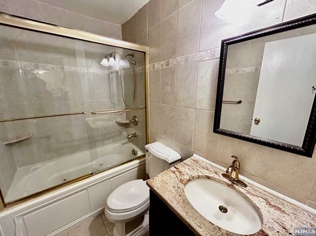 18 End Dr, Secaucus NJ  07094-4043 exterior