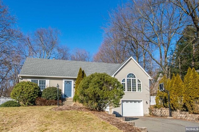 7 Cardinal Dr, Oakland, NJ 07436