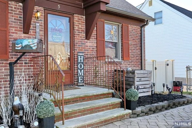 5 Sherwood Rd, Dumont, NJ 07628