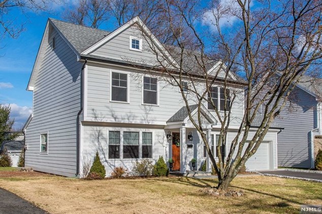 80 Pine St, Midland Pk, NJ 07432-1114