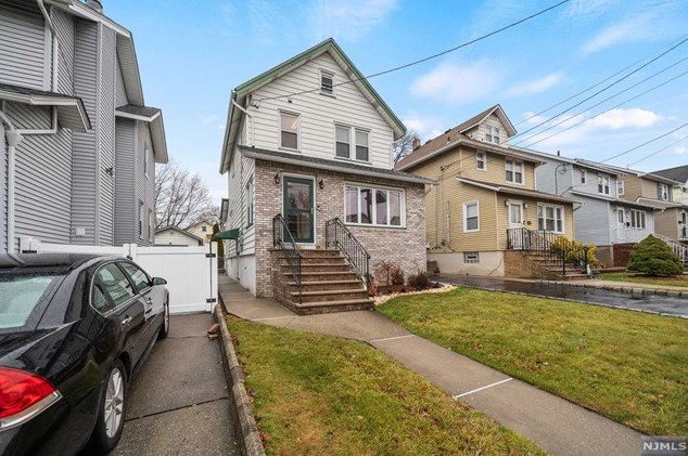 531 6th Ave, Lyndhurst, NJ 07071
