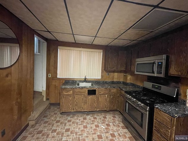 615 E 3rd Ave, Roselle, NJ 07203