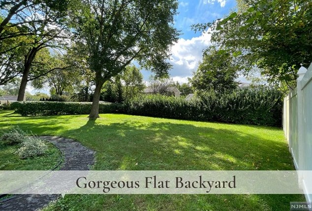 806 Arbor Rd, Paramus, NJ 07652