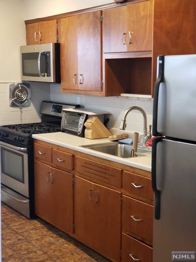 289 S Prospect Ave #1st Floor, Bergenfield, NJ 07621