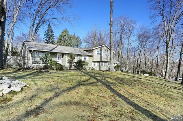 592 Stellman Rd, Westwood, NJ 07675-6126