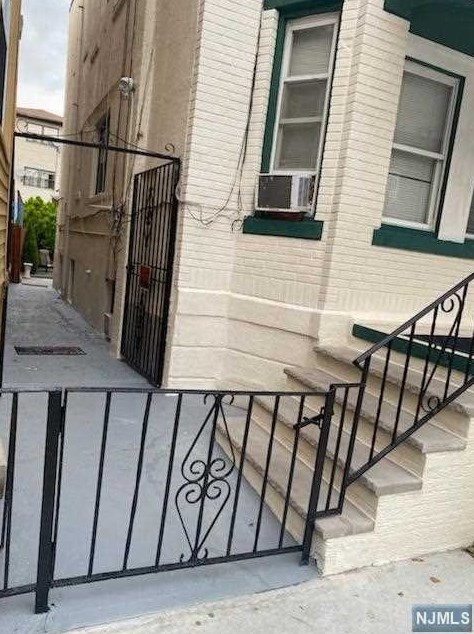 134 67th St #2nd, West New York, NJ 07093