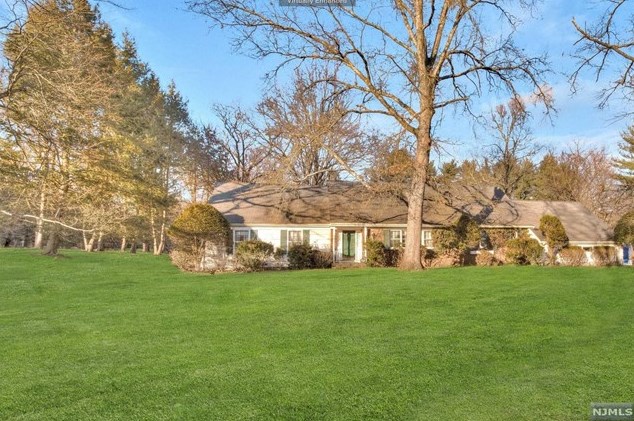 4 Surrey Dr, Upper Saddle River, NJ 07458
