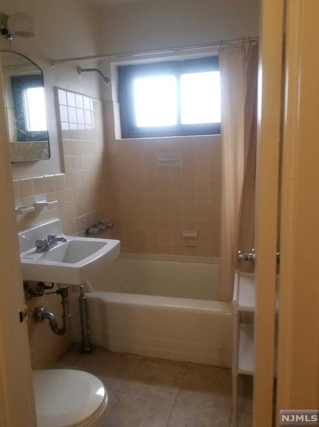 411 Park Pl #5h, West Fort Lee, NJ 07024