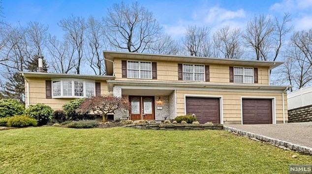 7 Falcon Pl, Wayne, NJ 07470-3505