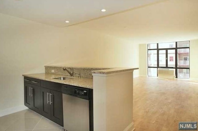 29 1st St Apt 806, Hackensack, NJ 07601