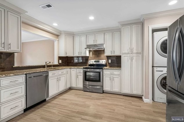 257 Village Circle Dr, West Fort Lee NJ 07024-2109 exterior