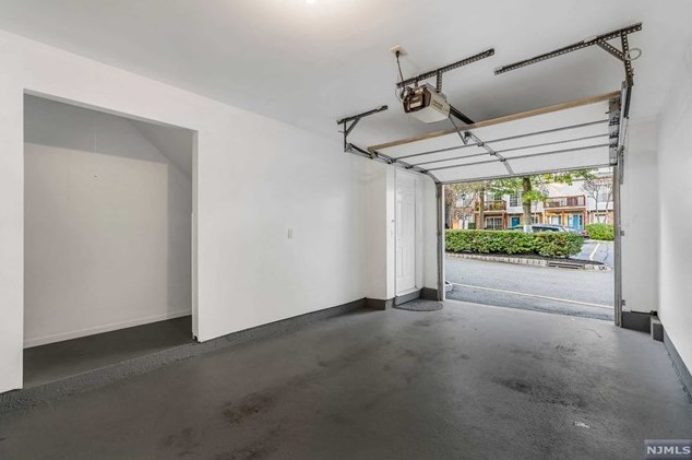 257 Village Circle Dr, West Fort Lee NJ 07024-2109 exterior