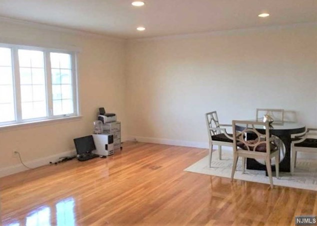 222 9th St #2nd Fl, Palisades Park, NJ 07650