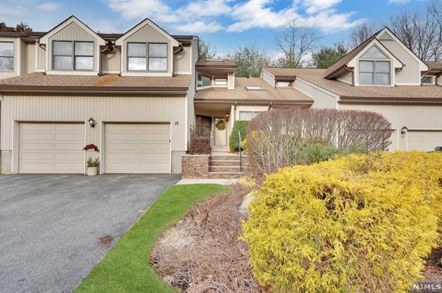 10 Bentley Dr, Franklin Lakes, NJ 07417