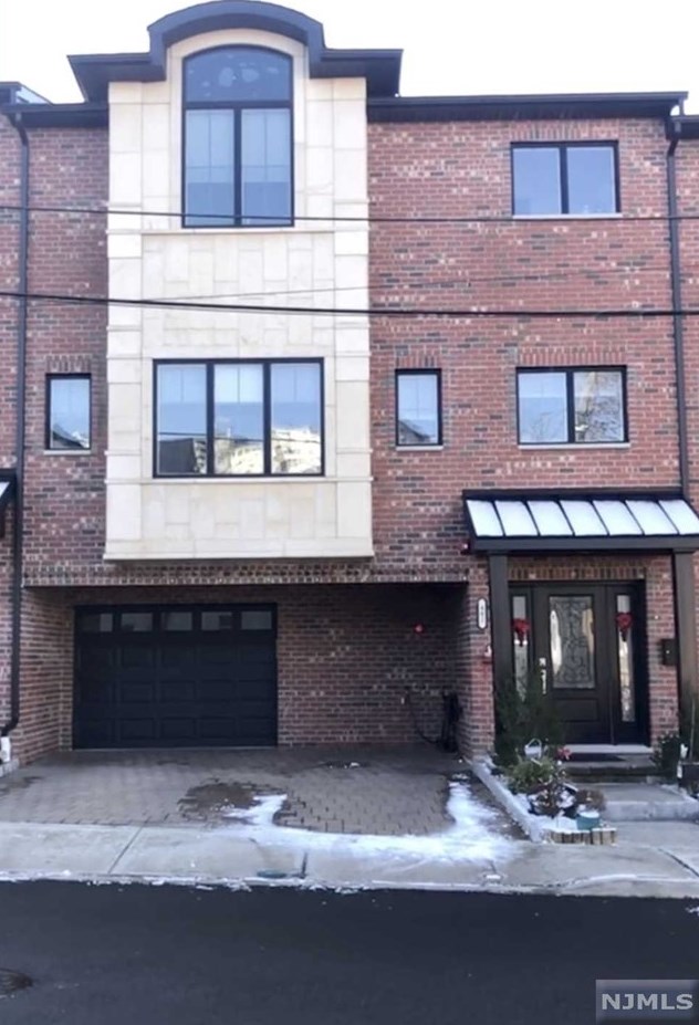 402 Elizabeth St, West Fort Lee, NJ 07024-2615