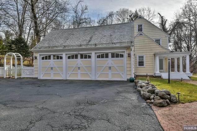 320 E Saddle River Rd, Upper Saddle River, NJ 07458