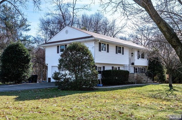 104 Iona Pl, Paramus, NJ 07652