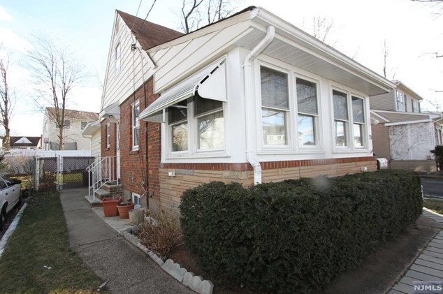 721 River Dr, Elmwood Park, NJ 07407
