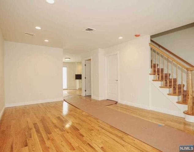 6 Bredder Ct, Elmwood Park NJ  07407-2503 exterior