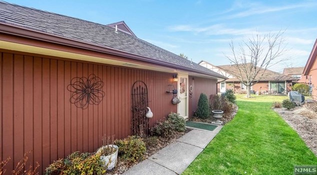 5-4 Tamaron Dr, Waldwick, NJ 07463