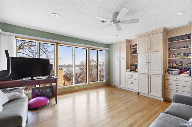 25 Yorkview Dr, Edgewater, NJ 07020