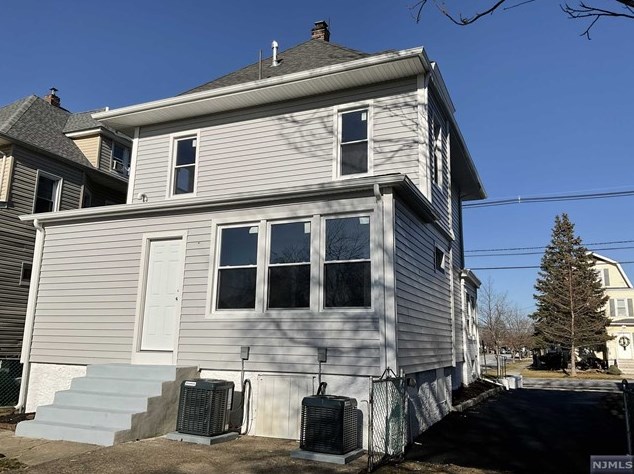 204 Fern Ave, Lyndhurst NJ  07071-2124 exterior