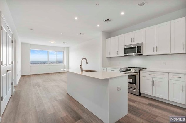 2 Executive Dr #720, West Fort Lee, NJ 07024