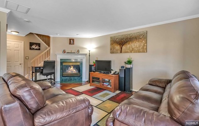 1016 Cumberland Ct, Mahwah, NJ 07430