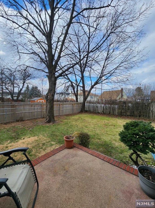 39 Palsa Ave, Elmwood Park NJ  07407-1210 exterior