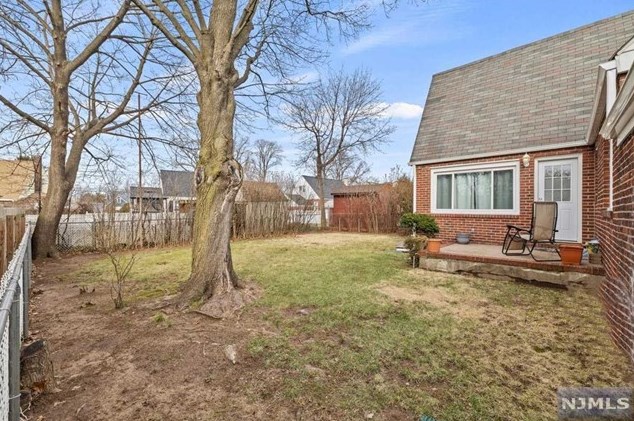 39 Palsa Ave, Elmwood Park NJ  07407-1210 exterior