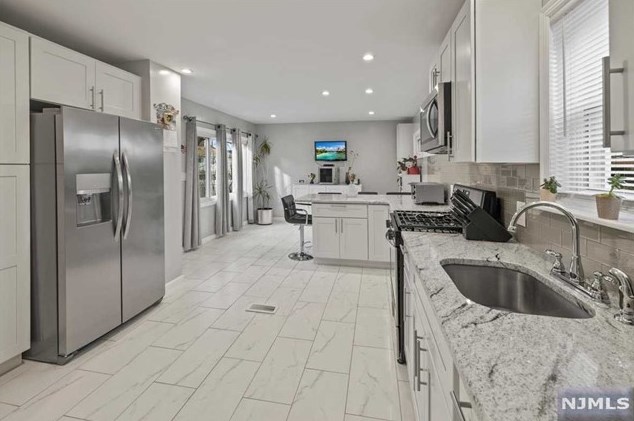 39 Palsa Ave, Elmwood Park NJ  07407-1210 exterior