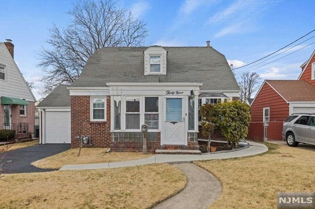 39 Palsa Ave, Elmwood Park, NJ 07407