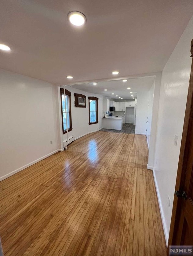 210 Hayward Pl, Wallington, NJ 07057