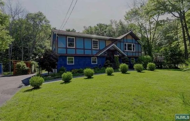 320 Stonetown Rd, Skyline Lakes, NJ 07456