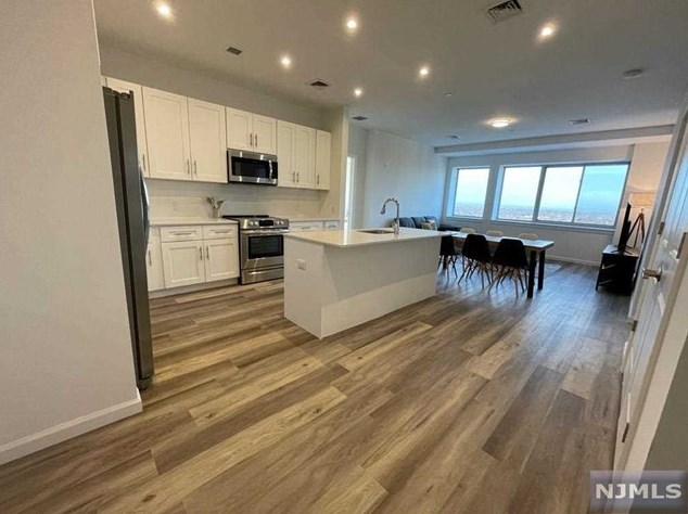 2 Executive Dr #804, West Fort Lee, NJ 07024