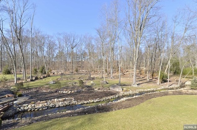 60 Pinehill Dr, Upper Saddle River, NJ 07458