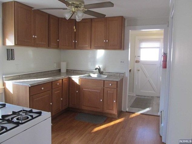 15 White Haven Pl, Bloomingdale, NJ 07403