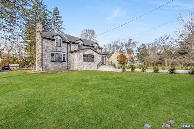 920 Colonial Rd, Franklin Lakes, NJ 07417