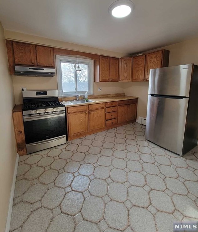 470 Thomas Ave, Lyndhurst, NJ 07071