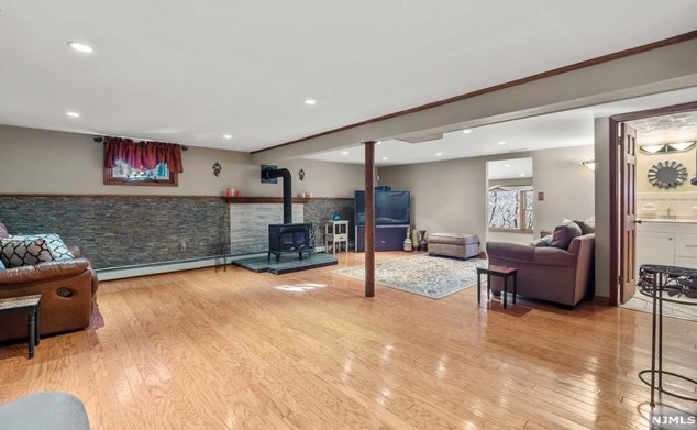 37 Minnehaha Blvd, Oakland, NJ 07436