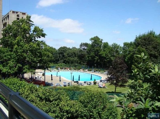 6 Horizon Rd, West Fort Lee NJ  07024-6601 exterior