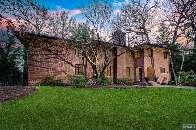 81 N Hillside Pl, Ridgewood, NJ 07450