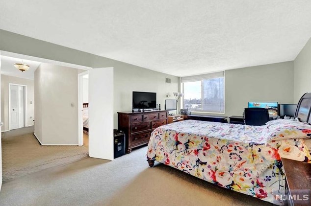 1005 Harmon Cove Tower, Secaucus NJ  07094-1712 exterior