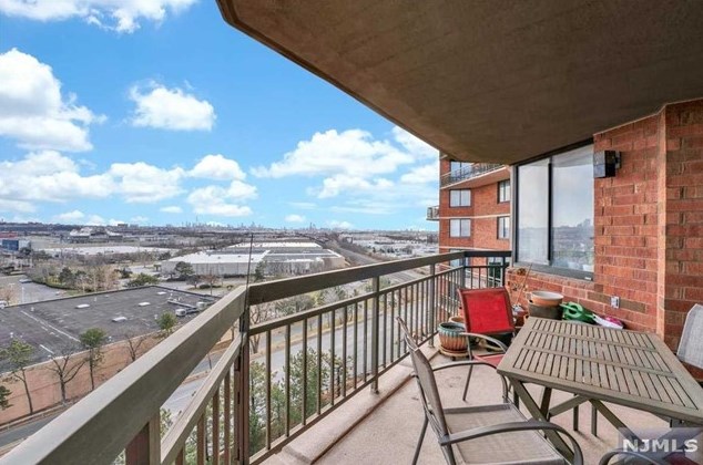 1005 Harmon Cove Tower, Secaucus NJ  07094-1712 exterior