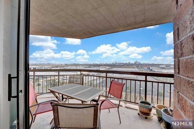 1005 Harmon Cove Tower, Secaucus NJ  07094-1712 exterior